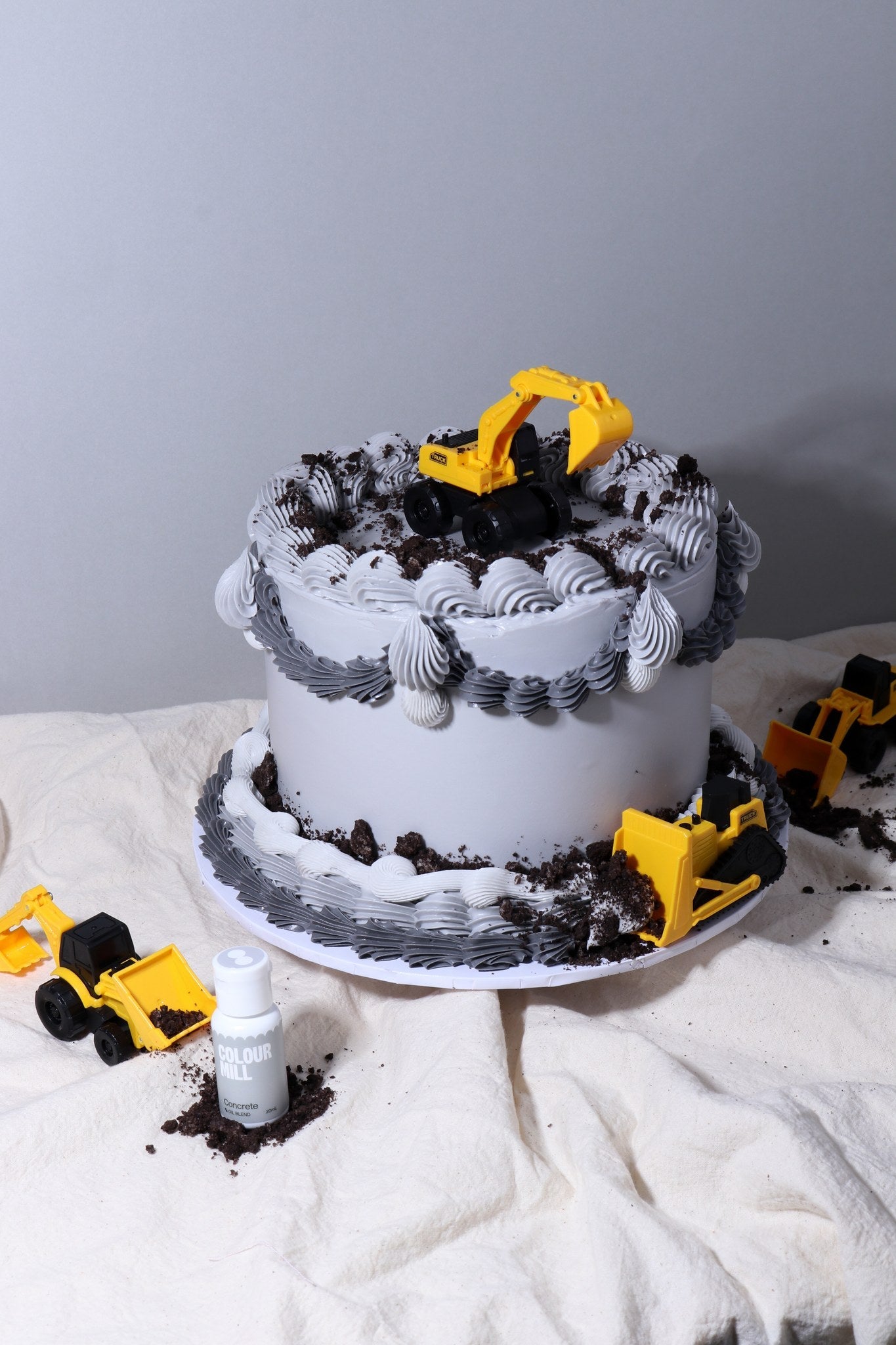 Cake decorated with buttercream colored using Colour Mill Concrete oil based food coloring