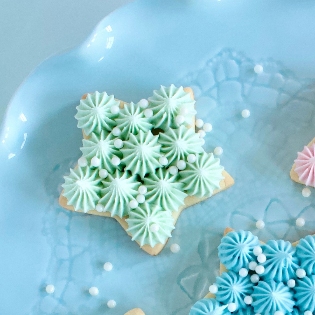Cake decorated with buttercream colored using Colour Mill Mint oil based food coloring